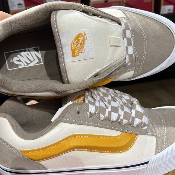 Vans Men’s Knu Skool
Mega Check Gray/Marshmall
VN0009QC0BP
Sneakers - Picture 12 of 16